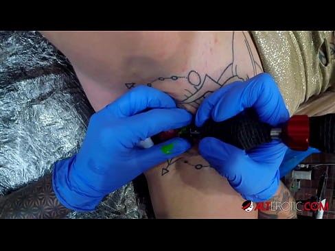 ❤️ Sully Savage, hottie estremamente tatuata, hà fattu un tatuatu nantu à u clitoris Video cazzo à noi % co.cbddeluxe.top%